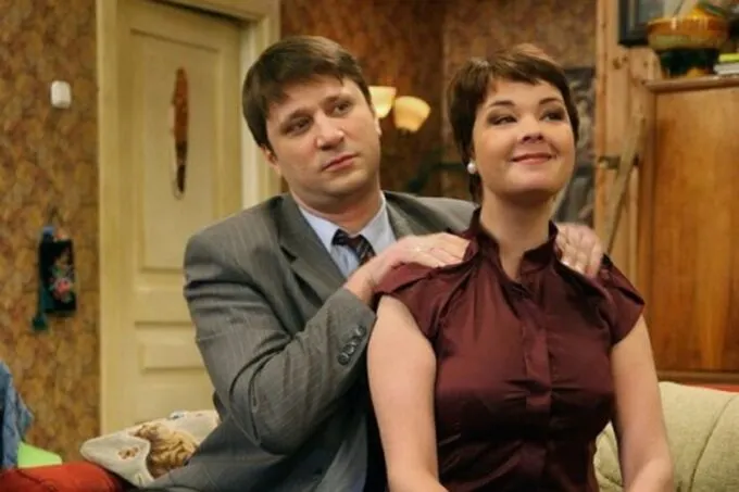 Виктор Логинов и Юлия Захарова в сериале «Счастливы вместе»
