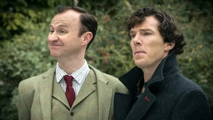 Марк Гэтисс (слева) и Бенедикт Камбербетч в сериале BBC «Шерлок»