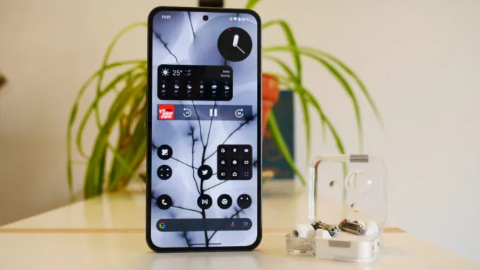 Nothing Phone (2)