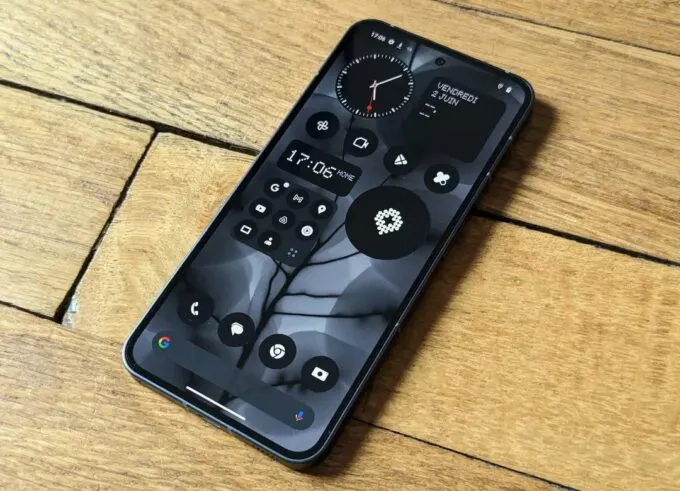 Nothing Phone (2)