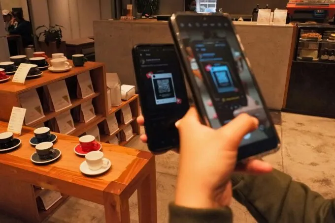 Оплата телефоном через QR-код