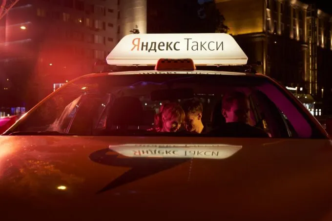 Парень и девушка в машине такси «Яндекс Go»