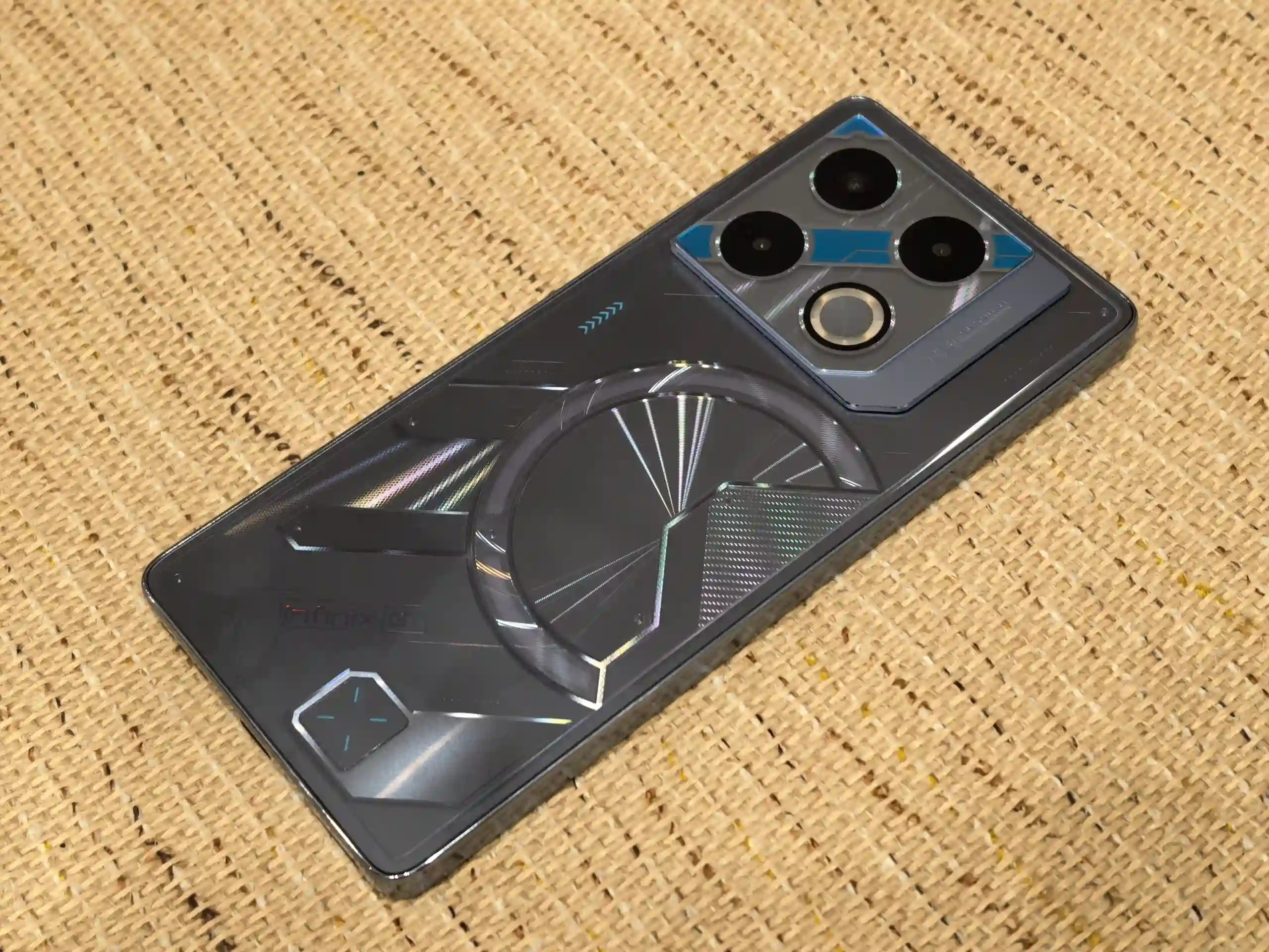 Смартфон Infinix GT 20 Pro
