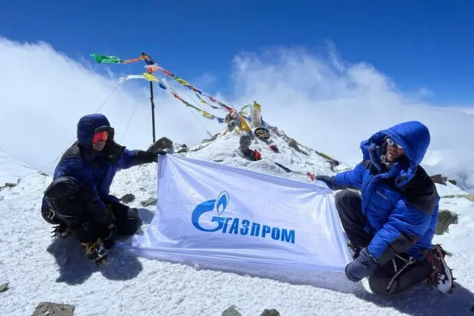 Сотрудники «Газпрома» с флагом компании