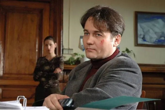 Сергей Барышев в «Тайнах следствия» (на заднем плане Анна Ковальчук)