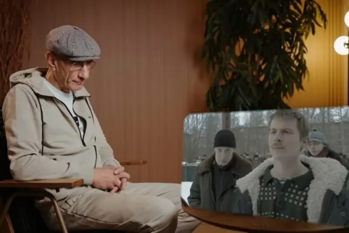 Андрей (зэк с 28-летним стажем) смотрит сериал «Слово пацана. Кровь на асфальте»