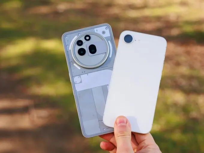 Nothing Phone (3a) Pro / iPhone 16e