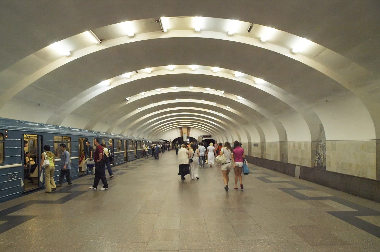 Что делать, если вы уронили телефон на пути в метро