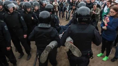 Изолятор и штраф. Как моя подруга погуляла на митинге