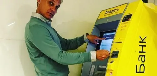 Банкоматы «Тинькофф-банка» выдают деньги за QR-коды