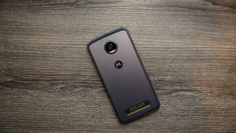 Moto Z2 Play подешевел и рвет все бюджетные смарты. Xiaomi и Honor рядом не валялись