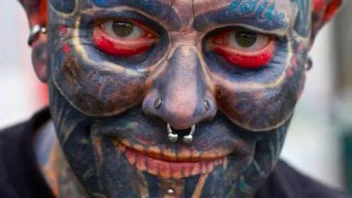 Как татуировки спасают от боли и мешают искать работу. История человека, у которого закрашено 90% тела