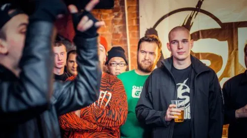 Versus не будет рекламировать банк Тинькова из солидарности с «Немагией»