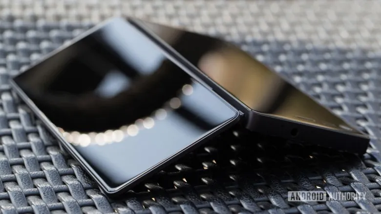 Раскладушки вернулись. ZTE Axon M: безумный смартфон с двумя дисплеями