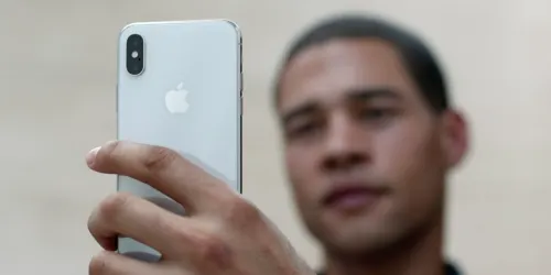 Чтобы выпустить iPhone X быстрее, Apple снизила качество Face ID