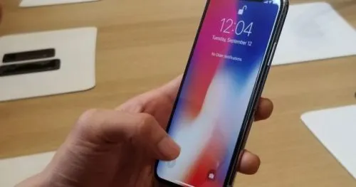 Apple заработает на покупателях iPhone X дважды