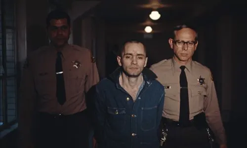 Самый популярный убийца в мире — кем был и что совершил Чарльз Мэнсон