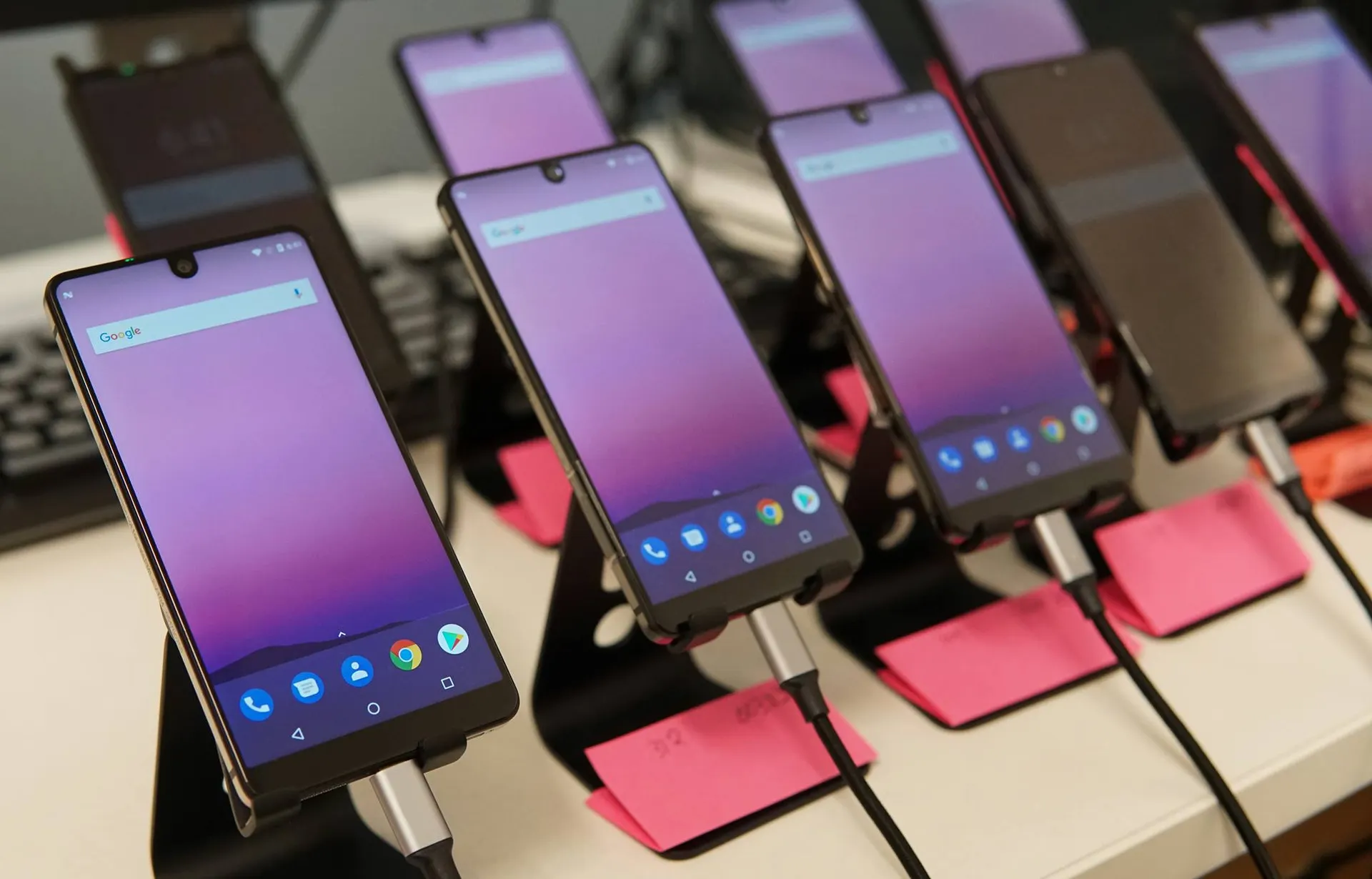 Цена на Essential Phone дропнулась до 449 баксов
