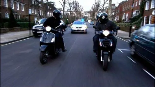 Банда на мопедах обнесла Apple Store в Лондоне