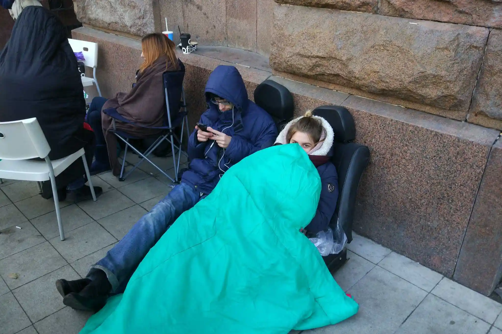 Чудак просидел в очереди за iPhone X три дня, но получил не смартфон, а обморожение