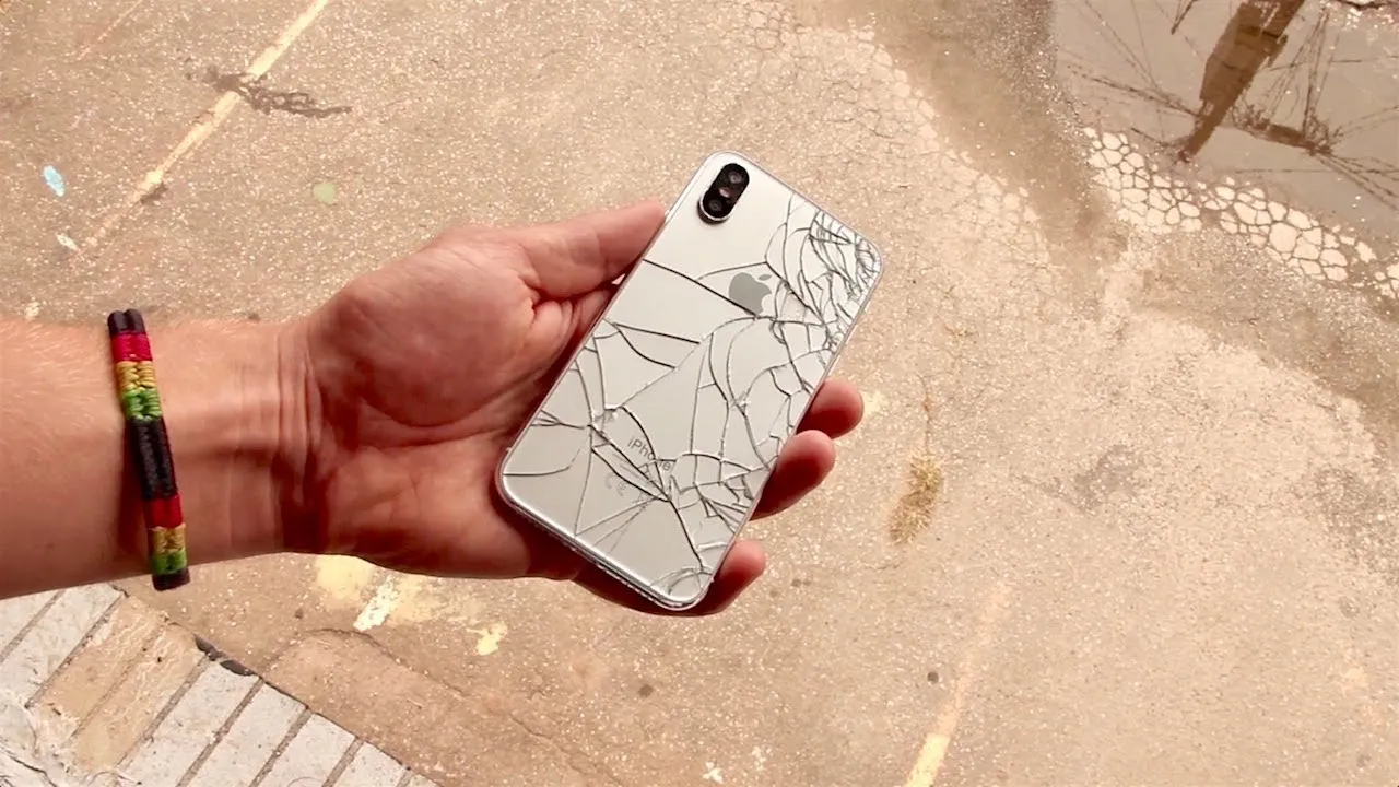 Дроп-тест: iPhone X разбился на части с третьей попытки