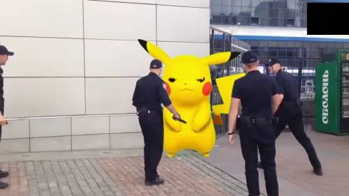 Москвичей забрали в полицию из-за ловли покемонов. Что-что?
