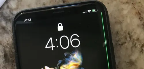 На дисплеях iPhone X появляется зеленая полоса