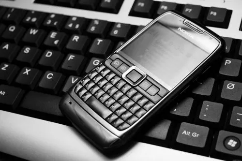 Nokia перевыпустит легендарную E71. Компания снова играет на ностальгии