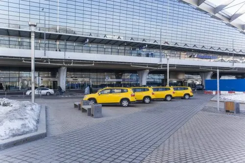 «Яндекс» поселил москвича в аэропорту и возит его на такси втридорога