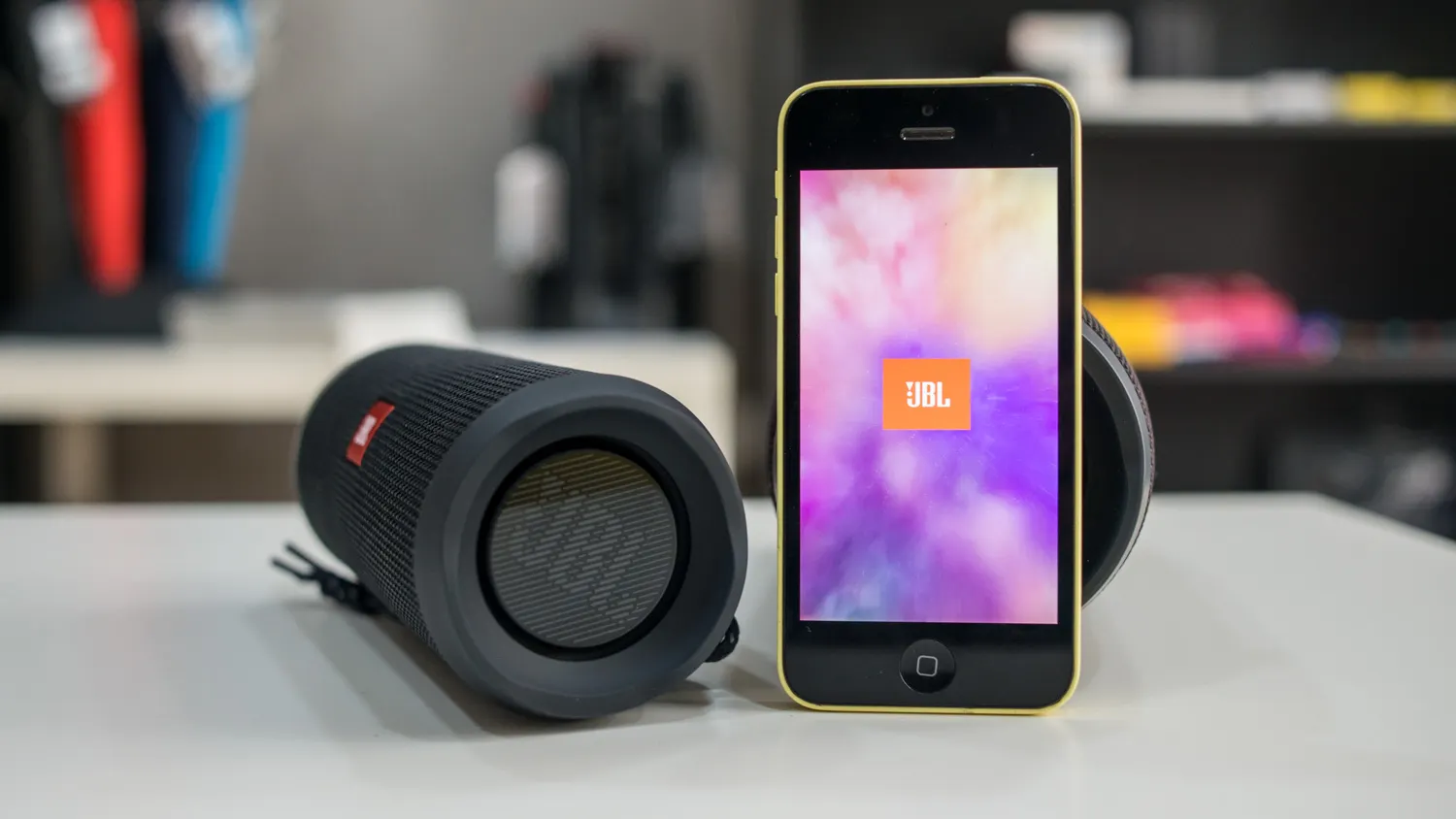 «Розетка – очень опасное место». Рэпер Касс прорекламировал колонку JBL, сидя в тюрьме