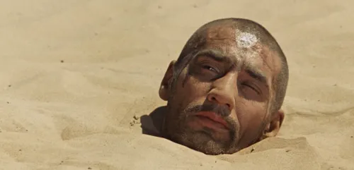 35-летний мужик закопался в песок на пляже, и у него остановилось сердце