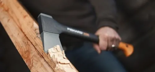 Пьяный мужик грохнул друга топором по голове. По приколу