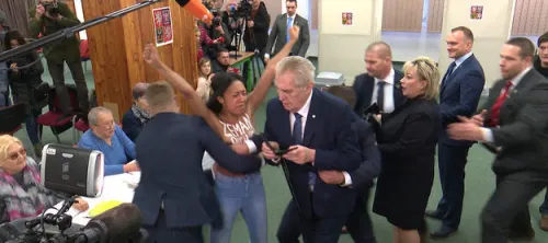 Голая феминистка-афроукраинка набросилась на президента Чехии