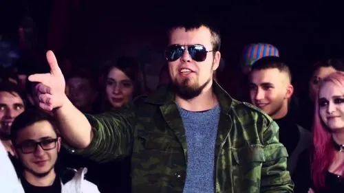 Леха Медь зря сбросил маску клоуна. Теперь ему не за что держаться