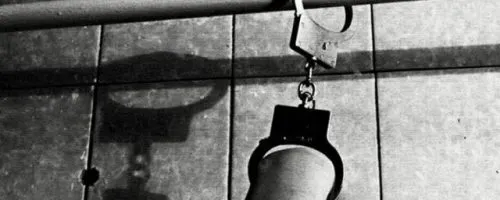 Петербуржец приковал к перилам двух подростков. Причина – петарды