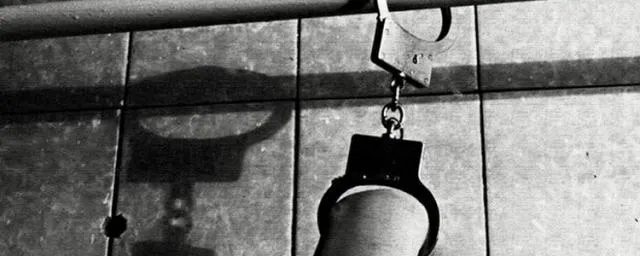 Петербуржец приковал к перилам двух подростков. Причина – петарды