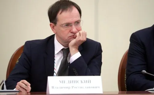 Мединский творит произвол. Продвигает агитку «Движение вверх» и запрещает «Смерть Сталина»