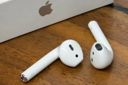 Фейковый «Эльдорадо» снял рекламу фейковых AirPods. Красота!