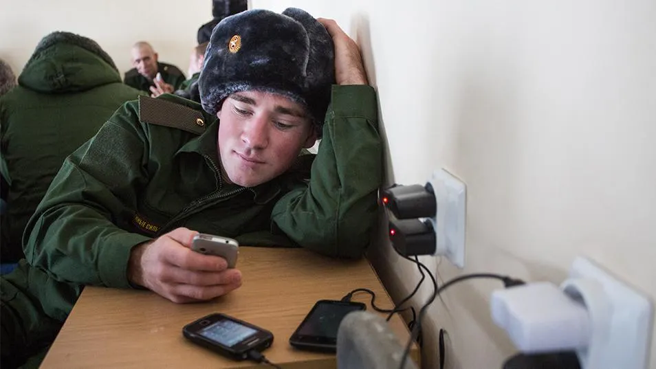 Русским солдатам купили телефоны стоимостью 115 тысяч каждый. Это норма