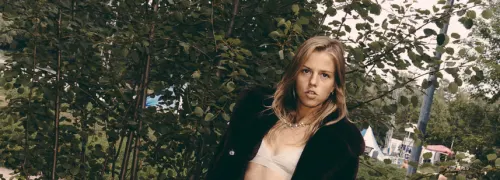 «У меня была героиня с аутизмом». Играть в театре Табакова и петь в СБПЧ