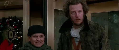 Грабители-имбецилы украли из дома камеру. Они не знали, что она записывала видео в интернет