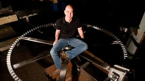 СЕО Amazon Джефф Безос вложил в вечные часы $42 млн. Зачем?