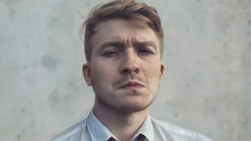 Почему в интервью Дудя с Поперечным так мало юмора