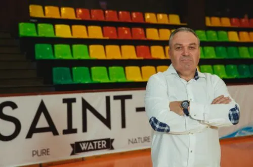 Директор мини-футбольного клуба купил форму на 6 млн рублей несуществующим игрокам. А себе – Audi Q7