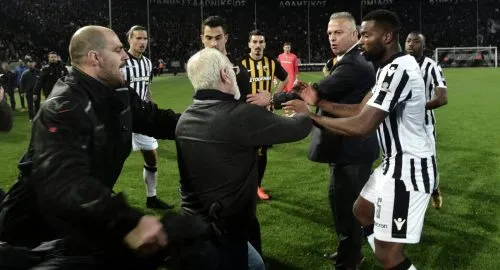 Греческий чемпионат по футболу приостановят из-за российского бизнесмена с пистолетом. А его посадят