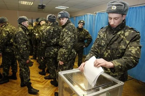 «Ты неблагонадежный, голосуешь за КПРФ». Как проходят выборы в армии