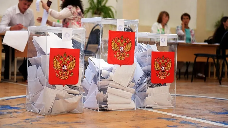 «Бабушка ставит галочку за Путина, а на пол капает слюна». Как Рома Бордунов был наблюдателем на выборах президента