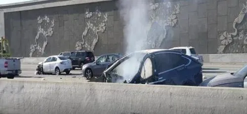 В США Tesla влетела в отбойник, взорвалась и ее разорвало на части. Фотографии – просто жуть