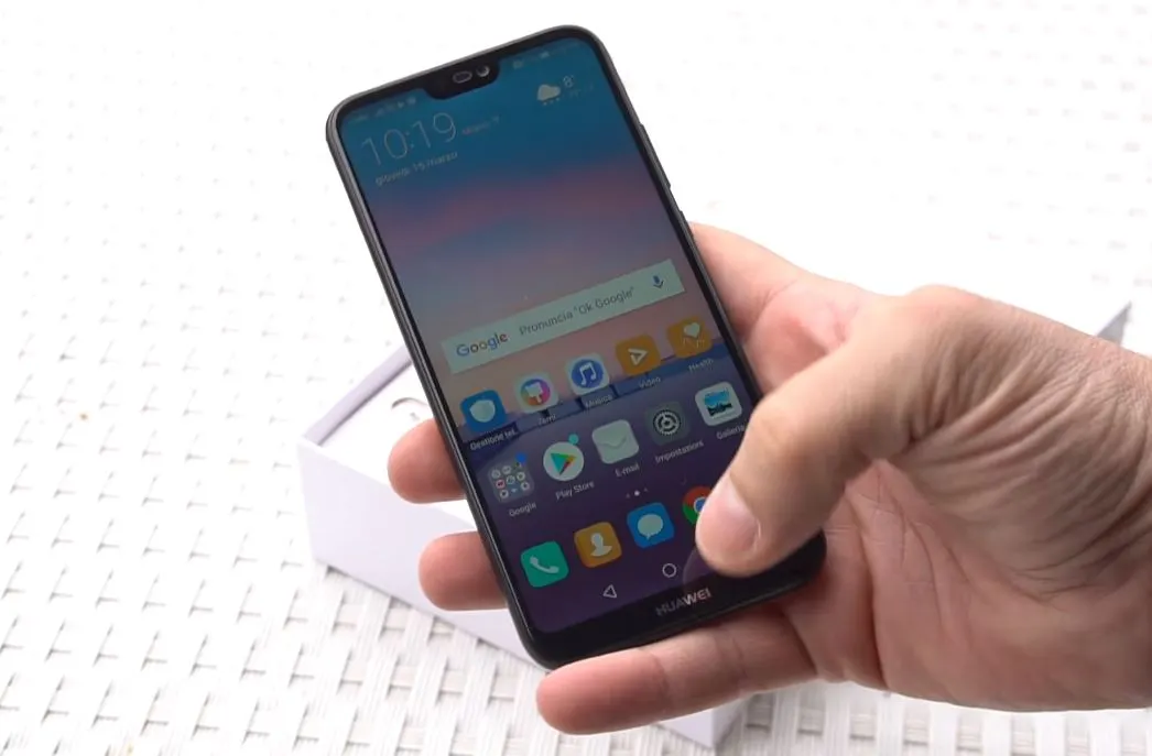 Huawei выпустила P20 Lite и установила рекорд по количеству логотипов «Huawei» на корпусе