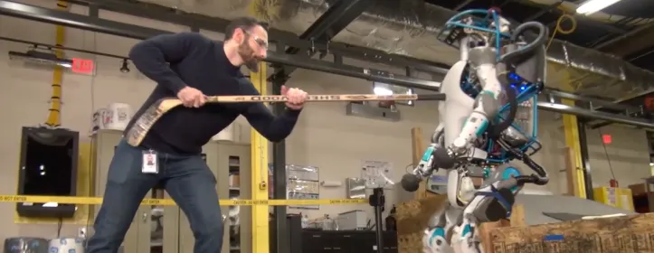 «На ногу присел – мамкой твоей овладел». Роботы Boston Dynamics в правильной озвучке